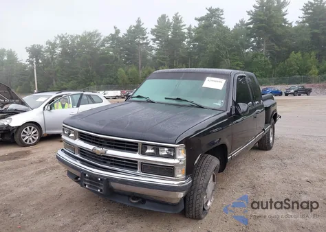 1998 Chevrolet K1500 Sportside z USA, uszkodzony, nr VIN 2GCEK19R8W1135151